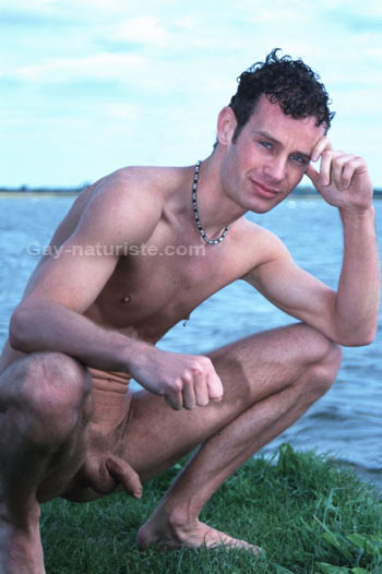 homme nu accroupis