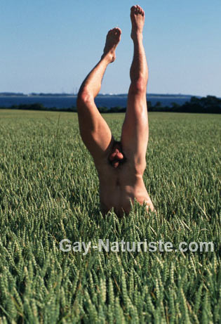 homme nu faisant le poirier